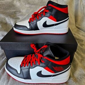 Air Jordan 1 Mid Gym Red, Black Toe Sz 9.5 Sku DQ8426-106 Red Laces, Brand New!!